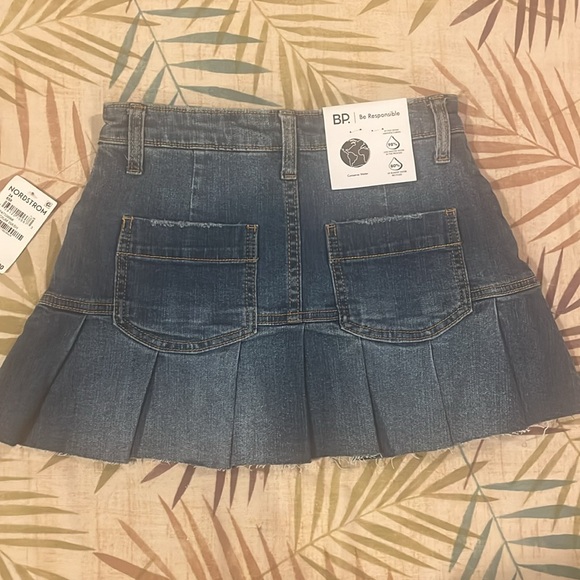 NWT Cute denim mini skirt - Picture 4 of 6